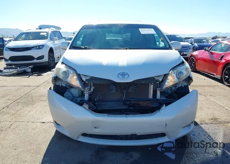 2015 Toyota Sienna Xle 8 Passenger z USA, uszkodzony, nr VIN 5TDYK3DC1FS674926